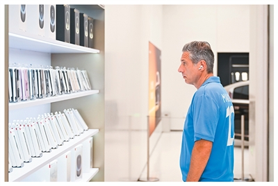 作为许多来华外国游客入境游“第一站”，上海见证了强劲的入境游消费活力。今年上半年，上海海关共验核离境退税申请单6.4万票，比去年同期大幅增长1.4倍，数量与去年全年总单数基本持平。图为近日，外国游客在位于上海市南京路步行街的华为商店里浏览电子产品。新华社记者 陈浩明摄